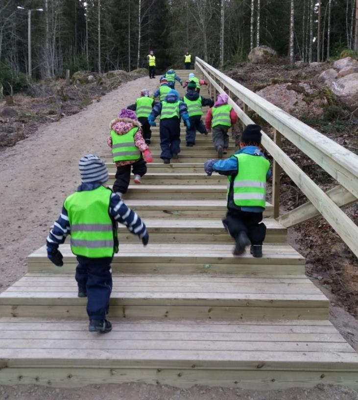 Lopen varhaiskasvatuksessa vieras- ja monikieliset lapset integroidaan osaksi suomenkielistä ryhmää. Varhaiskasvatuksessa suunnitellaan yhteistyössä huoltajien kanssa mm.