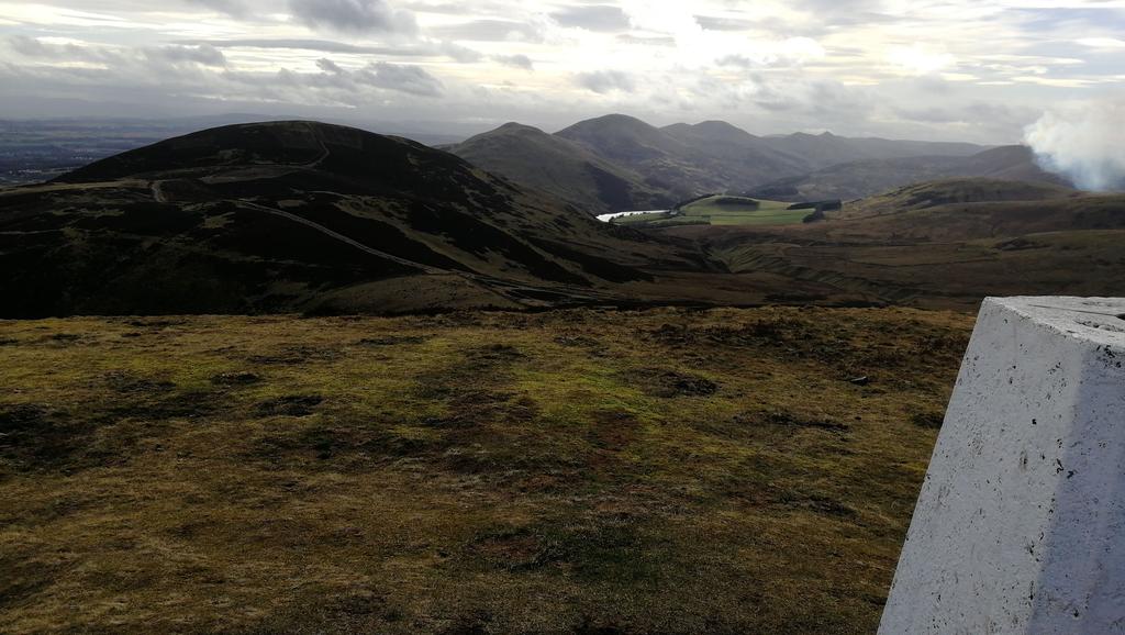 Näkymiä Pentland Hills kukkuloilta Edinburghissa kierrellessä näkee todella paljon erilaisia ihmisiä ja kadulla kuulee kaiken maailman kieliä, tämä laaja monikulttuurisuus yhdistettynä