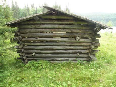 pääty Aventolammen suuntaan, lounaaseen, oviaukko on keskellä päätyä, katto on