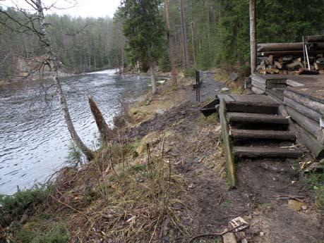 palauttaa entisen kaltaisiksi (Kuvat 23 ja 24), niiden sommitelma on oleellinen osa rakennuksen sijaintiin liittyvää arvoa Korjaussuunnitelma, katto, rakenteet ja vesikatto: Kuva3.