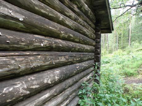 rakenteissa on lahoa) Kuva7. selvitetään, miksi päätykolmion alin hirsi pullistuu, jos pullistumisesta ei ole mitään haittaa turvallisuudelle, jätetään tilanne olevaksi Kuva8.