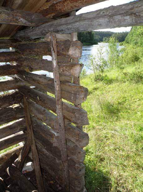 alle jäävä maanpinta ja poistetaan siitä oksat ja juuret latoa siirretään puoli metriä rantaan päin permantopuut ja pudonneet orret nostetaan sijoilleen, jos aidaksia puuttuu, ei ole tarpeen tehdä