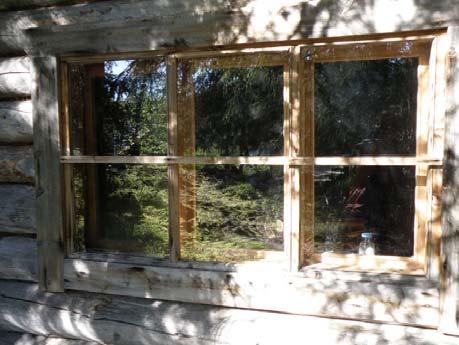itäsivulla oleva ikkuna on puurakenteinen ja kaksilasinen, puitteet ja