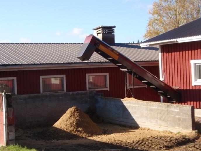 Tällöin kestokuivikepohjan voi tyhjentää koneellisesti. Tulee huomioida, että karsinapäädyn seinässä on tarpeeksi iso ovi jotta traktori tai pienkuormaaja mahtuu kulkemaan kauhan kanssa talliin.