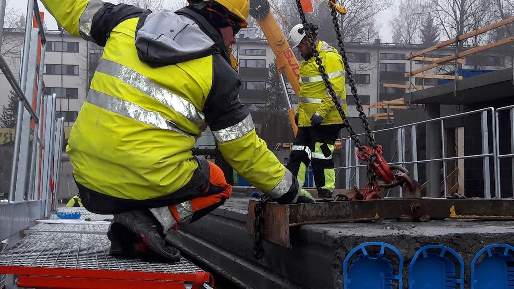 Elementin nosto ja asennustyö Elementti on nostettava ja asennettava asennussuunnitelman mukaisesti. Elementtien on nostettaessa oltava tasapainossa.