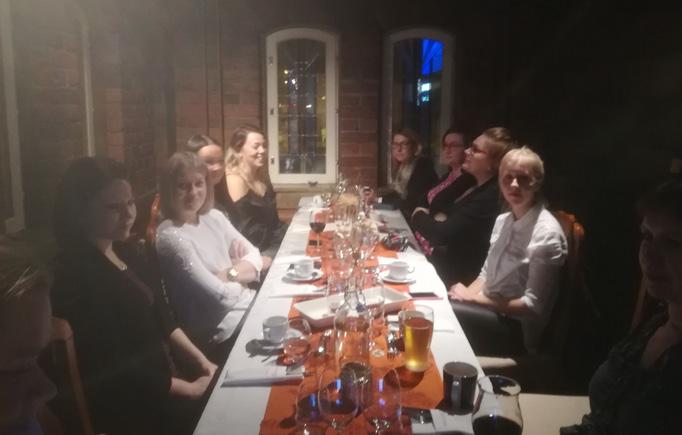 MYSTEERI-murhaillallinen Murhamysteeri-illallinen jäsenistömme nuoremmalle porukalle pidettiin marraskuun alkupuolella Ravintola Mylläreissä.