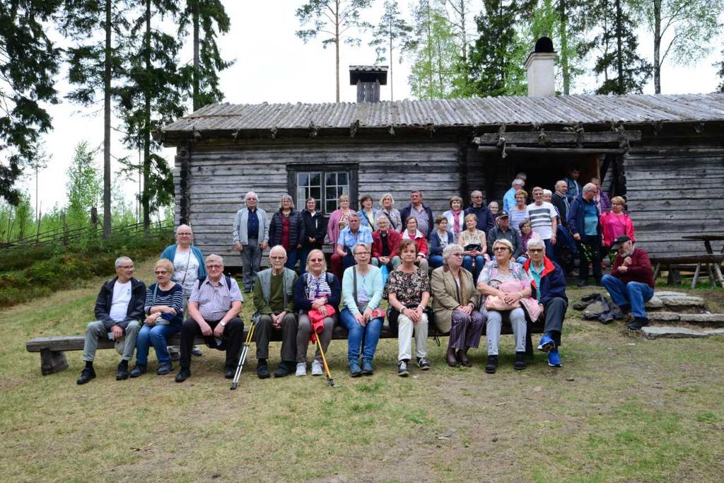 Näppärien matkalle kertyi bussilastillinen Katajaista kansaa. Suomirannassa kokoonnuimme ja nousimme autoon. Helge Lillkull istui ohjaimiin ja matka alkoi.