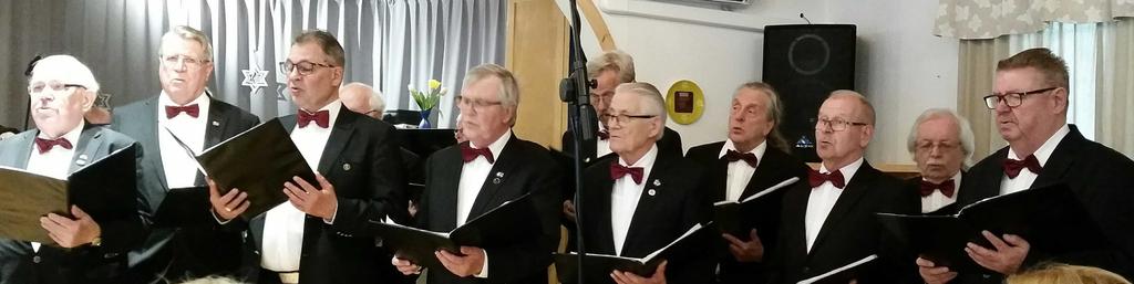 Mieskuoro Aikapojat 40v Kuvat: Mieskuoro Aikapojat nykyisessä kokoonpanossaan esiintymisasuissa.