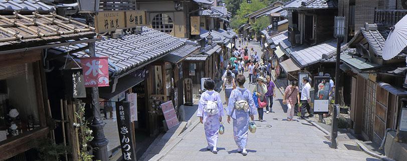 päivä 13.4. Luotijuna, Nijô-linna, Fushimi Inarin pyhättö Aamiaisen jälkeen jatketaan kohti vanhaa pääkaupunkia Kiotoa. 500 km:n matka taittuu Shinkansen-luotijunalla reilussa kahdessa tunnissa.
