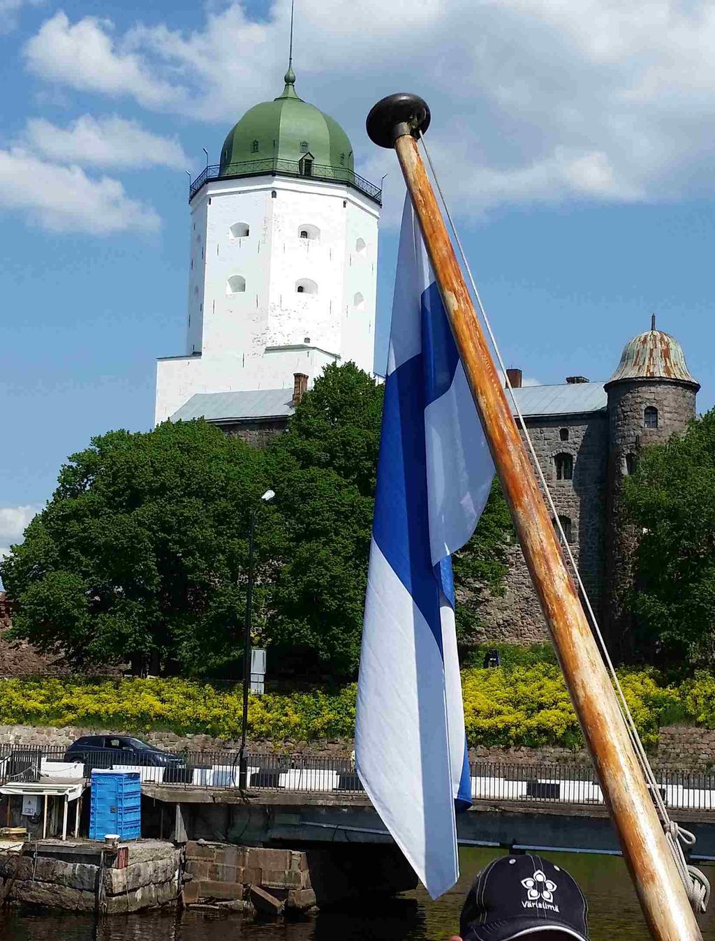 Kolme suluista on Suomen puolella ja viisi Venäjän puolella rajaa. Keskellä Nuijamaan järveä kulkee valtakuntien raja. Suomi on vuokrannut taas kanavan 50 vuotta eteenpäin.