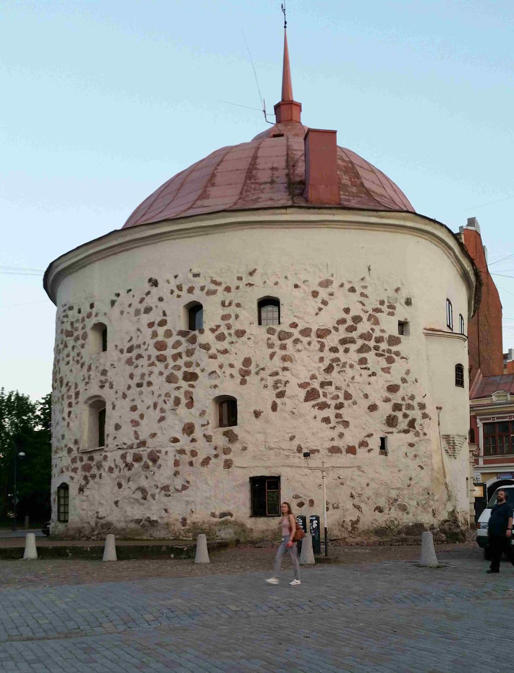 Suomen tullilla oli sormi suussa ja toisessa päässä olivat muuten rauhallisempia. Sieltä se Viipurinlinna tuli viimein näkyviin laivan perässä liehuvan lipun takaa.