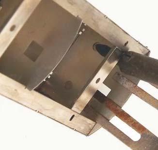 Asemoi pääty kohdalleen ja purista metallisilla