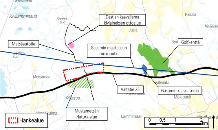 Itäpuolella on pelto, mutta muuten hankealue on metsän ympäröimä. Alueen läpi kulkee metsäautotie. Eteläpuolella on Mustametsän Natura 2000 alue, jossa on vanhaa luonnontilaista kuusivaltaista metsää.