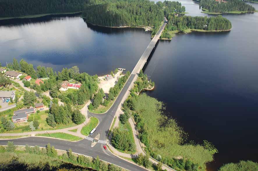 SYVÄN SIIRROSVYÖHYKKEEN REUNALLA! ON THE EDGE OF A DEEP FAULT ZONE! Ruokolahden kirkonmäki rakennuksineen on noussut jäätikköjoen kerrostamaan ja suppakuoppien täplittämään maastoon.
