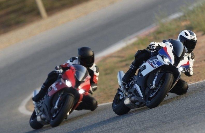 BMW S1000 RR Merkki: BMW Tyyppi: Katupyörä Kunto: Uusi Kuutiotilavuus: 1000 ccm 26000 Alkaen kokonaishinta sisältää moottoripyörän + alv:n 24 % ja autoveron.