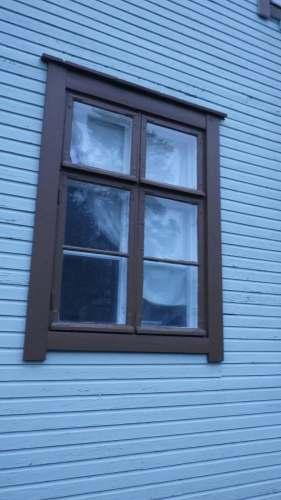 VESIPELLIT Ikkunoissa ei ole vesipeltejä, vaan ikkunat on asennettu ulkoverhouksen ulkopinnan tasolle. Ei toimenpiteitä.