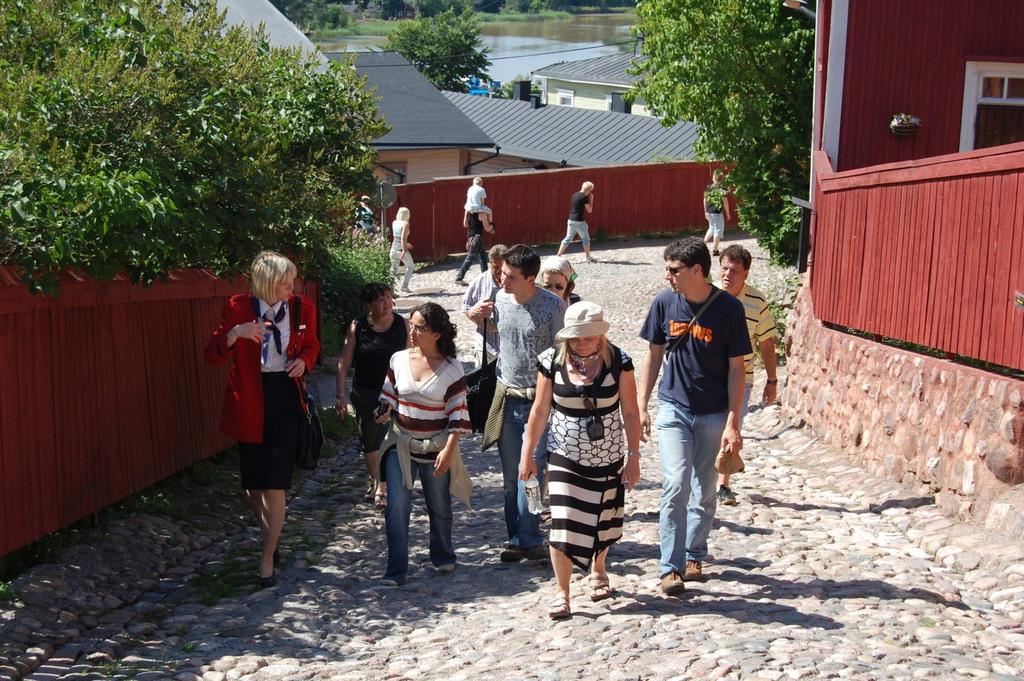 00 Yhdistys tarjoaa teemaopastukset. Voit valita: Elinkeinoja ja yrittäjyyttä; Naiskohtaloita; Porvoo 1917 ja 1918.