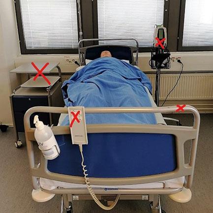 HOITOYMPÄRISTÖN PUHTAUS Hoitoympäristön tartunnan välittäjiä ovat esimerkiksi likaiset kosketuspinnat, kuten sänkyjen laidat, yöpöytien tasot ja hoitovälineiden pinnat sekä suihkutuolit ja laverit.