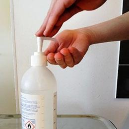 KÄSIEN DESINFIOINTI Desinfiointiainetta lisätään kuiville käsille kaksi painallusta (3-5ml)