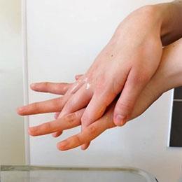 Kuva 5. Kämmenselän puolelta hierotaan sormien välit. Kuva 6. Sormenpäät taivutetaan vastakkain ja hierotaan yhteen.
