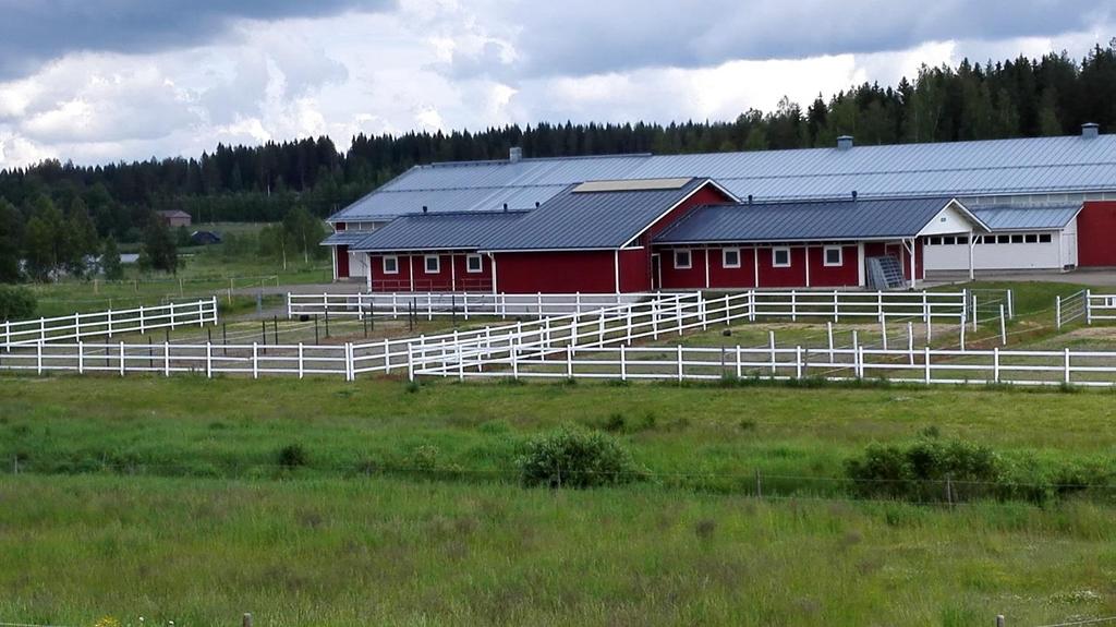 sekä siivoamalla tarhat säännöllisesti lannasta ja jättöheinistä. Tarhojen siivoamisella kuormitus pystytään puolittamaan.