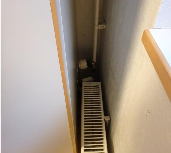 Kuva 41. Patterin termostaatti seinän ja kaapin välissä. 2.
