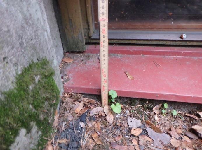 - Sokkelit ovat paikoin hyvin matalat. - Sokkeleissa on kirjavuutta sekä sammal- ja leväkasvustoa. - Takapihalla on ensimmäisen kerroksen ikkunoita lähes maanpinnan tasolla.