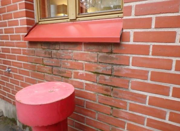 1.8 Ulkoseinät, julkisivut - Päiväkodin julkisivut ovat puhtaaksimuurattua tiiltä. - Seinärakenteena on ilmeisesti tiili-villa-tiili seiniä.