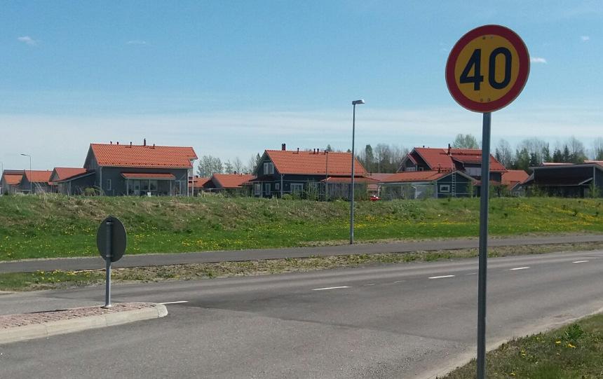 Liikenneselvityksen mukaan kadun linjaus voidaan sovittaa maankäyttöön ja se tarkentuu jatkosuunnittelussa.