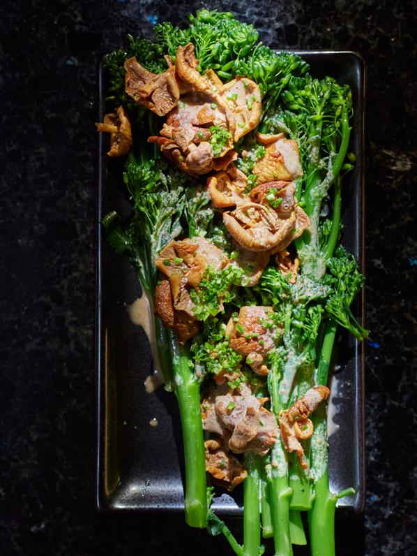 Kuusilahokkaa, broccoliinia ja tahini-hunajakastiketta Runsassatoinen kuusilahokka on monikäyttöinen. Tämä on yksi esimerkki, kuinka sitä voi val mistaa.