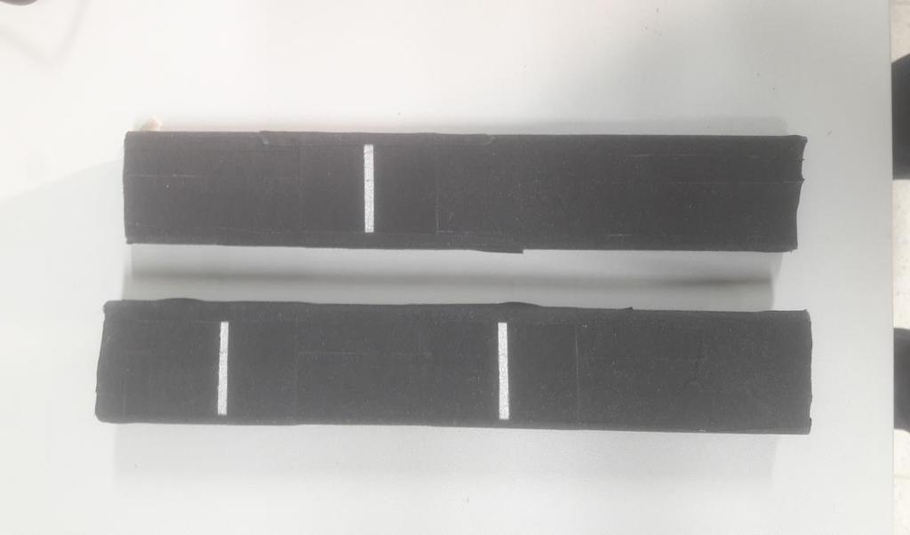 30 Kalibrointia varten tehtiin työkalu mikä sisälsi kaksi pystysuoraa viivaa (kuva 8). Ohjelmassa etsitään näiden kahden viivan reunat ja tallennetaan niiden sijainnit pikseleinä.
