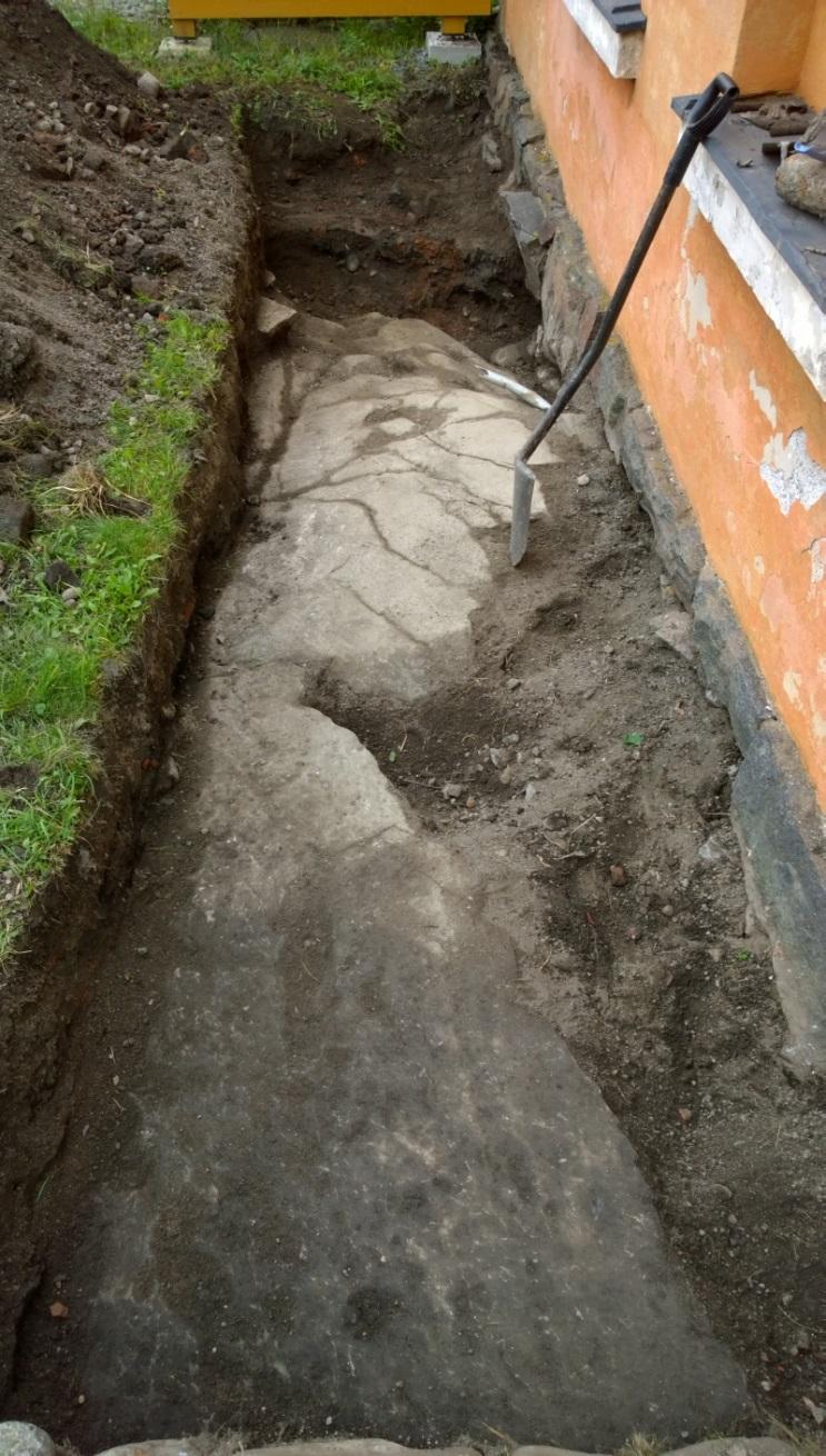 Kaivannon eteläosassa oli runsaasti tiiliä ja tiilimurskaa sekä yksittäinen muotoiltu laakakivi. AKDG 5125:1.