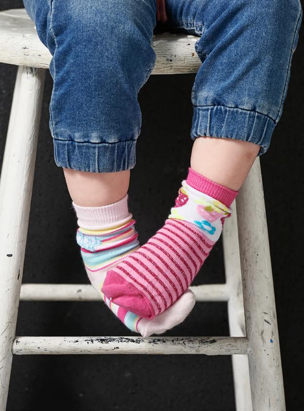 24 KIDS ANTI SLIP SOCKS Lasten liukuestesukat. Pehmeät värit valmistettu hienosta puuvillalaadusta. 70% puuvillaa, 27% polyamidia, 3% elastaania. Konepesu 60, ei rumpukuivausta. 6 parin/pakkaus.