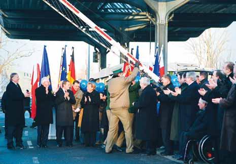 JOHDANTO Schengen on kylä eteläisessä Luxemburgissa Mosel-joen varrella paikassa, jossa Schengenin sopimuksen ensimmäisten sopimuspuolten (Ranska, Saksa ja Beneluxmaat) alueet yhtyvät.