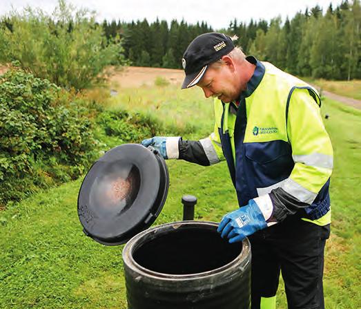 vuoksi. Tuhka tulee myös pakata tiiviisti, ettei se tyhjennettäessä pöllyä jätteenkuljettajan silmille.
