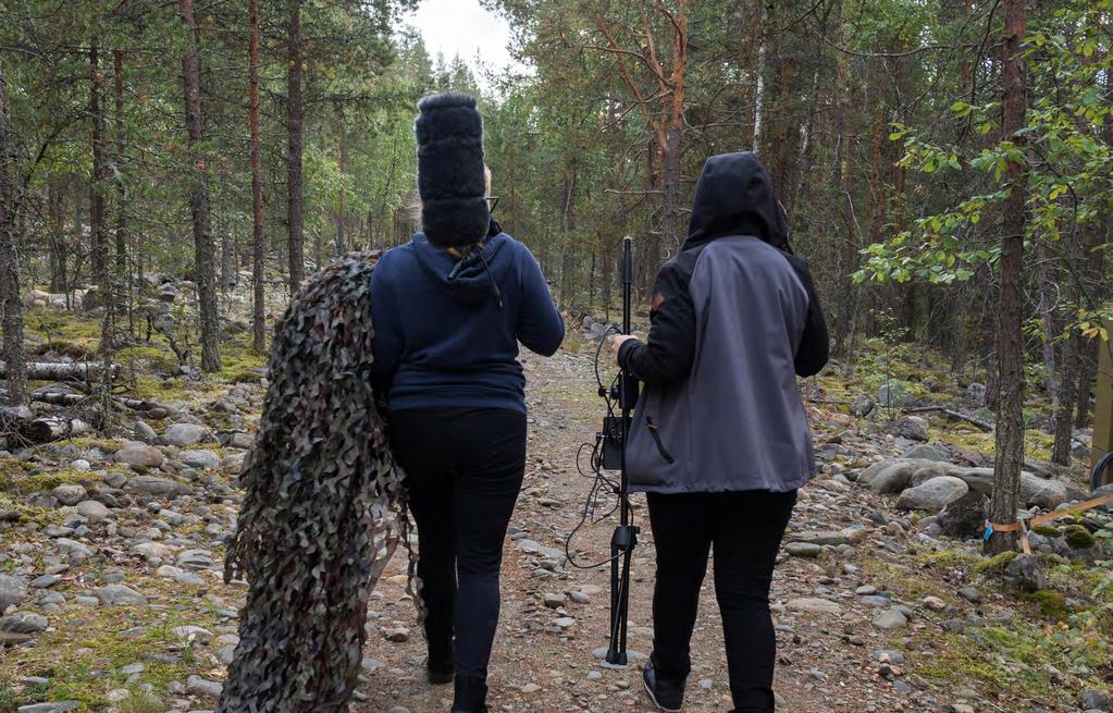 ALAMÄKI & DUFVA Kuva 2. Kuvaajia ja video-kuvauskalustoa kuvausreissulta.
