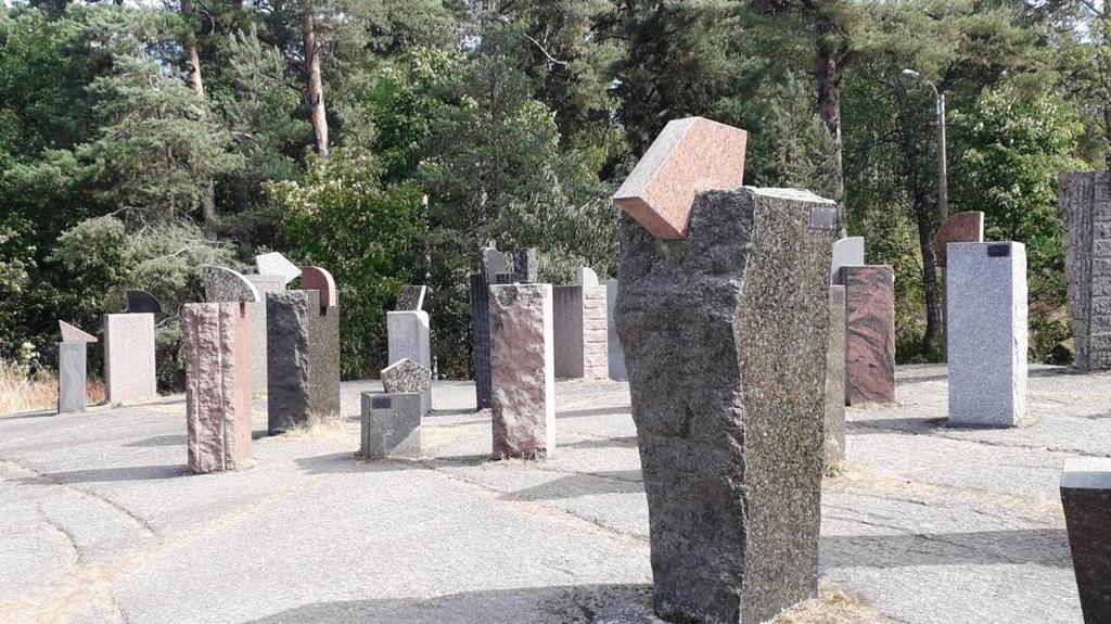 Tuomaksen luona juotiin kahvit ja syötiin munkkeja ja muita leivonnaisia sen verran, että oli mukava olo lähteä varsinaiselle kokouspaikalle Rankin