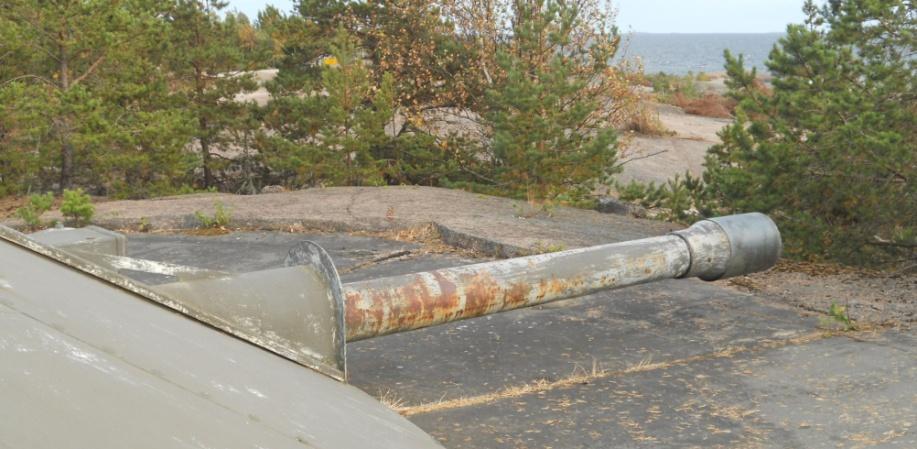 kiipeämään maston huipulle kuvassa näkyviä kierreportaita pitkin.