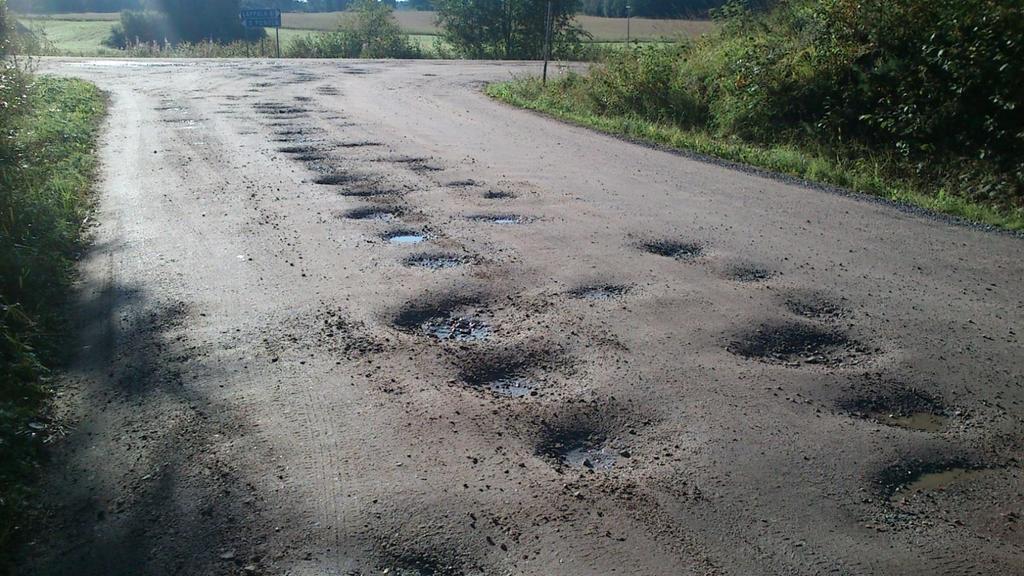 Tiehöylää ei ole käytetty tien hoidossa Kuva: Jouni Karppanen, Outokumpu Höyläyksen laiminlyönti tuhoaa lopulta tien rakenteen ja aiheuttaa mittavat korjauskustannukset. Tien runko on pettänyt.