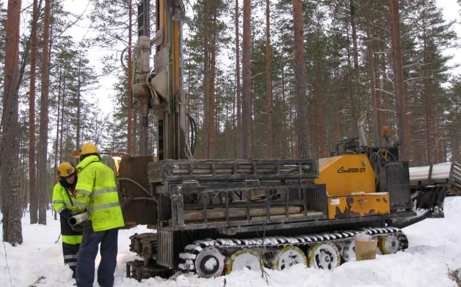 4 Kuva 1.1 Pohjavesiputken asennus Tuohikorvenmäen pohjavesialueella. Kuva: Elina Lindsberg 26.1.2015.