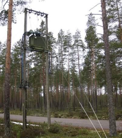 Äkillisiä öljyvuotoja voi tapahtua esimerkiksi salamaniskun tai muun vioittumisen seurauksena, jolloin muuntajaöljy tai suurin osa siitä valuu maaperään.