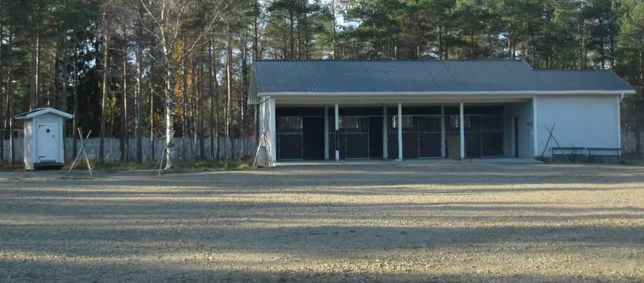 85 Kuva 4.9.2 Tiaisenkankaan pohjavesialueen muodostumisalueella sijaitseva ratsastuskenttä ja hevosten katospaikka. Kuva Elina Lindsberg 16.10.