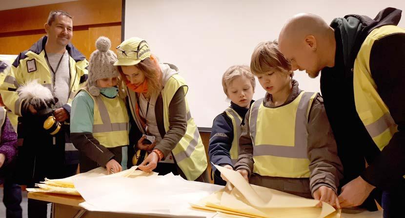 Lapsi mukaan töihin -päivä sai suuren suosion Tervasaaressa. Lapset pääsivät omin käsin ja silmin tutkimaan, millaista paperia vanhempien työpaikalla valmistetaan.