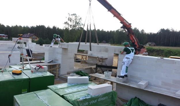 Seuraavassa rakennusvaiheessa palkkien asentamiseen käytetään yhtä tai kahta 6 m:n pituista nostoliinaa: Katto- ja lattiaelementtien asentamiseen käytetään asennuskelkkaa tai