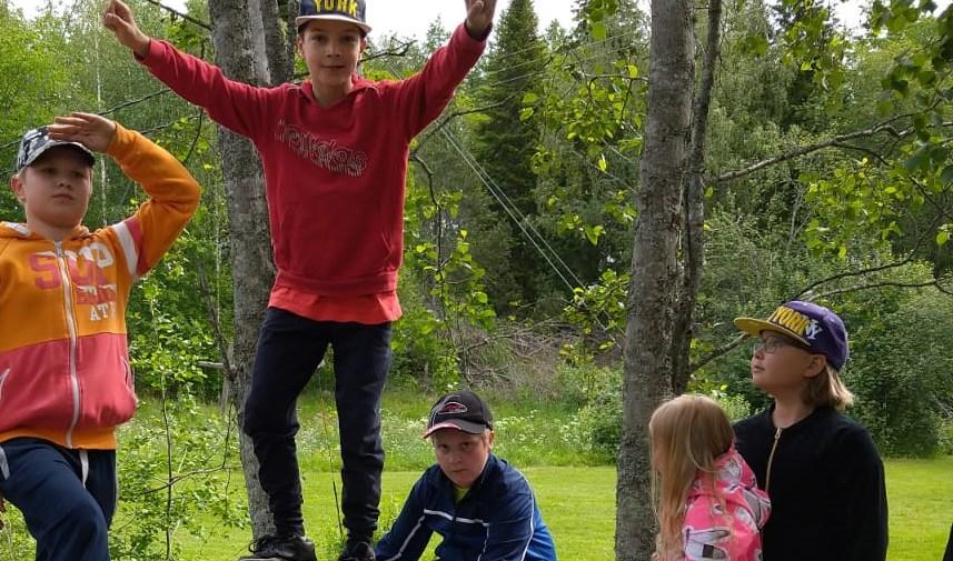 Rättäri kertomassa kerholaisille erilaisista tukimahdollisuuksista, joita on mahdollisuus saada liiton toimesta. Kerho teki vuoden aikana kaksi retkeä.