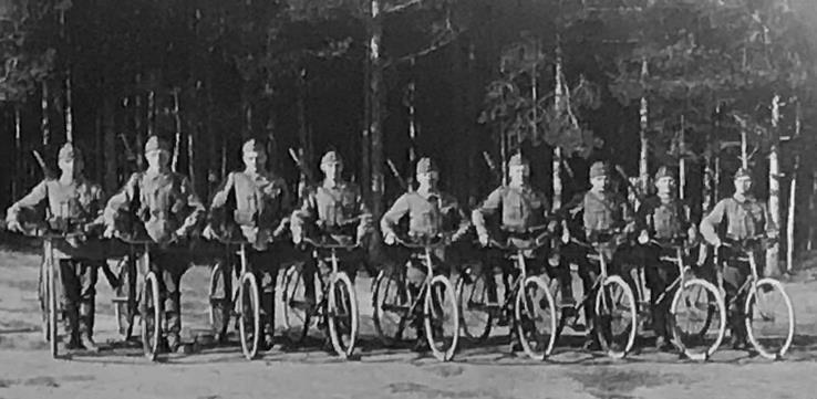 10 Polkupyöräpataljoonat perustettiin vuonna 1920, mutta niillä ei ollut vielä käytössään mitään virallista polkupyöräjoukkojen ohjesääntöä. Puute oli ilmeinen, vaikka 2.