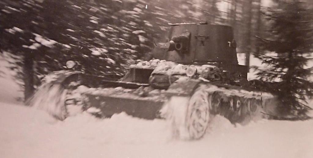 23 Kuva 5: Hyökkäysvaunujen maastoliikkuvuuskokeita Valkjärvellä 16.3.1934. 83 Hyökkäysvaunujentorjunta-aseistuksen kanssa yhtäaikaisesti kehitettiin lisäksi keskikaliiperista ilmatorjunta-aseistusta.