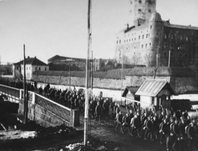 2 Kuva 2: Karjalan kaarti marssii 26.3.1923 manovereista kotiin Viipurin linnan ohi.