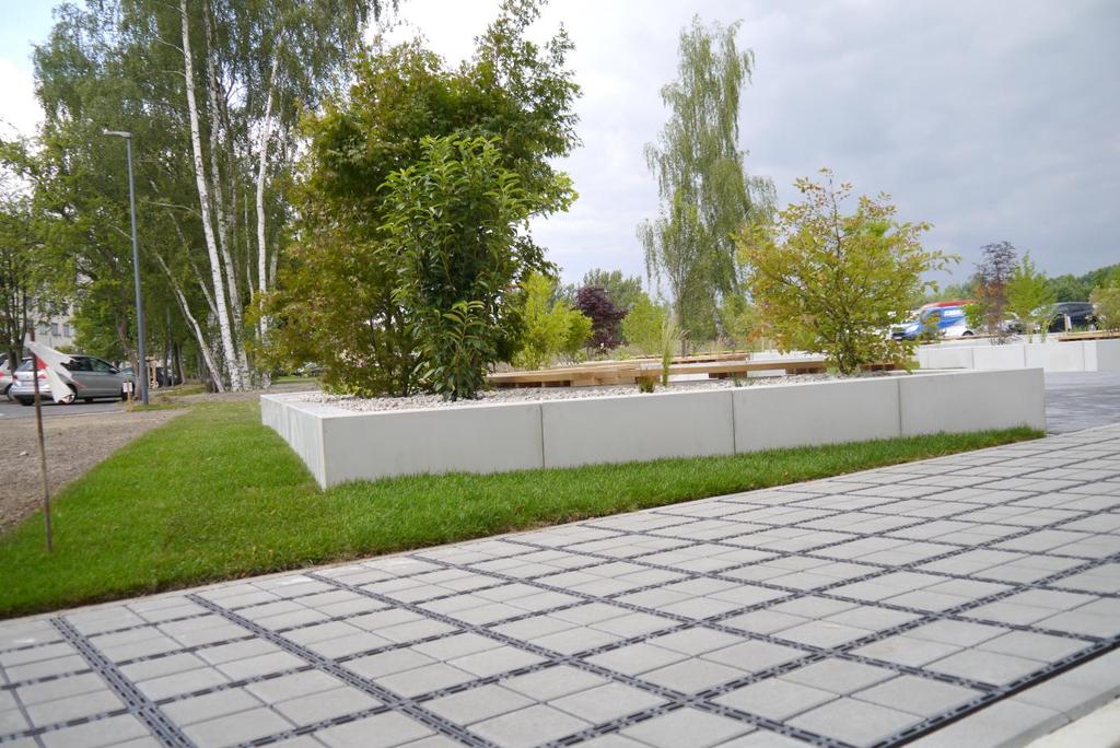 Ecoraster Bloxx hulevesikennosto betonilaatoilla katualueena, läpäisee