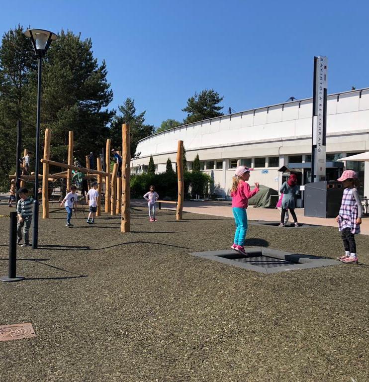 eläintarhoissa huoltokäytävinä, asiakkaiden kulkuväylien